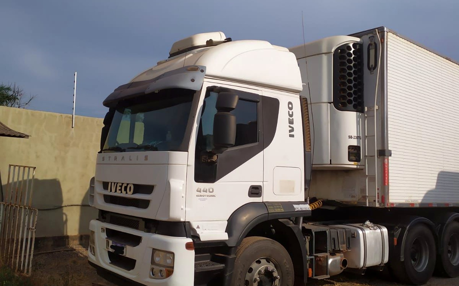 Iveco Stralis 440 6x2 — miniatura real 2