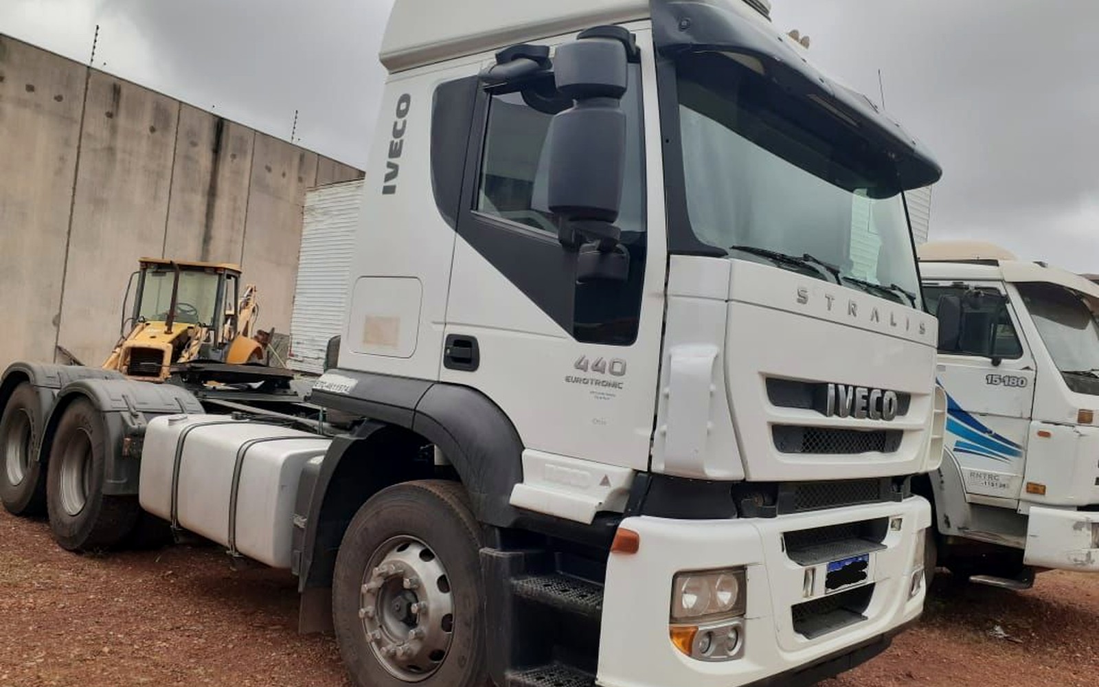Iveco Stralis 440 6x2 — foto real 1