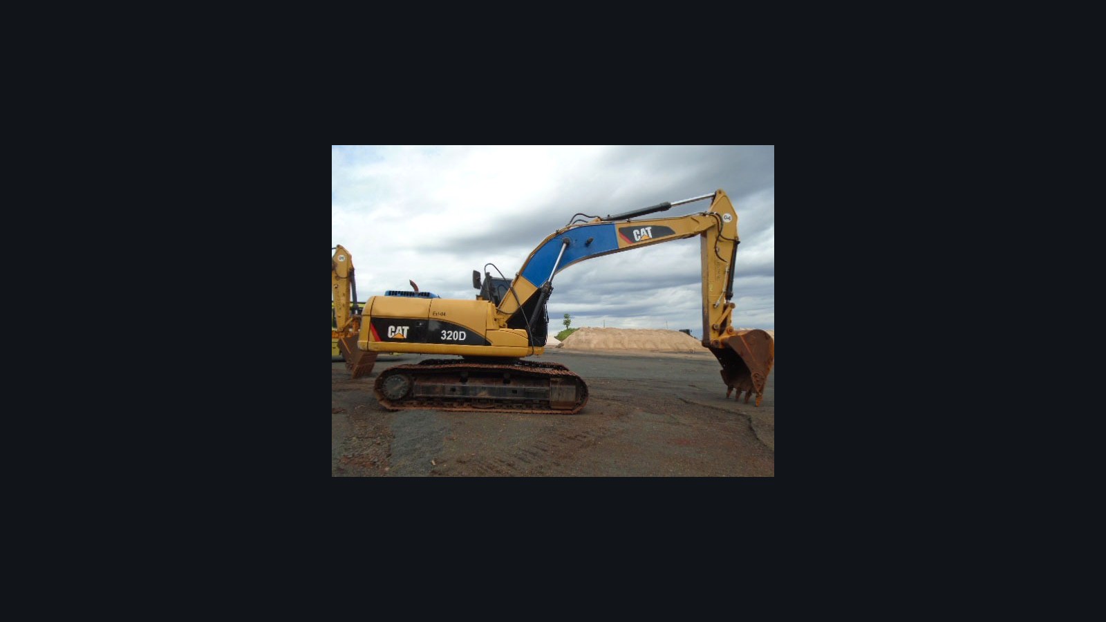Escavadeira Caterpillar 320D — miniatura real 2