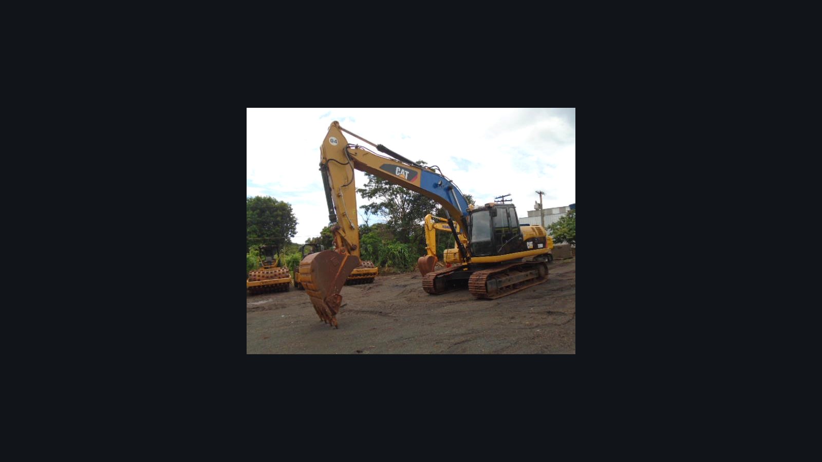 Escavadeira Caterpillar 320D — foto real 1