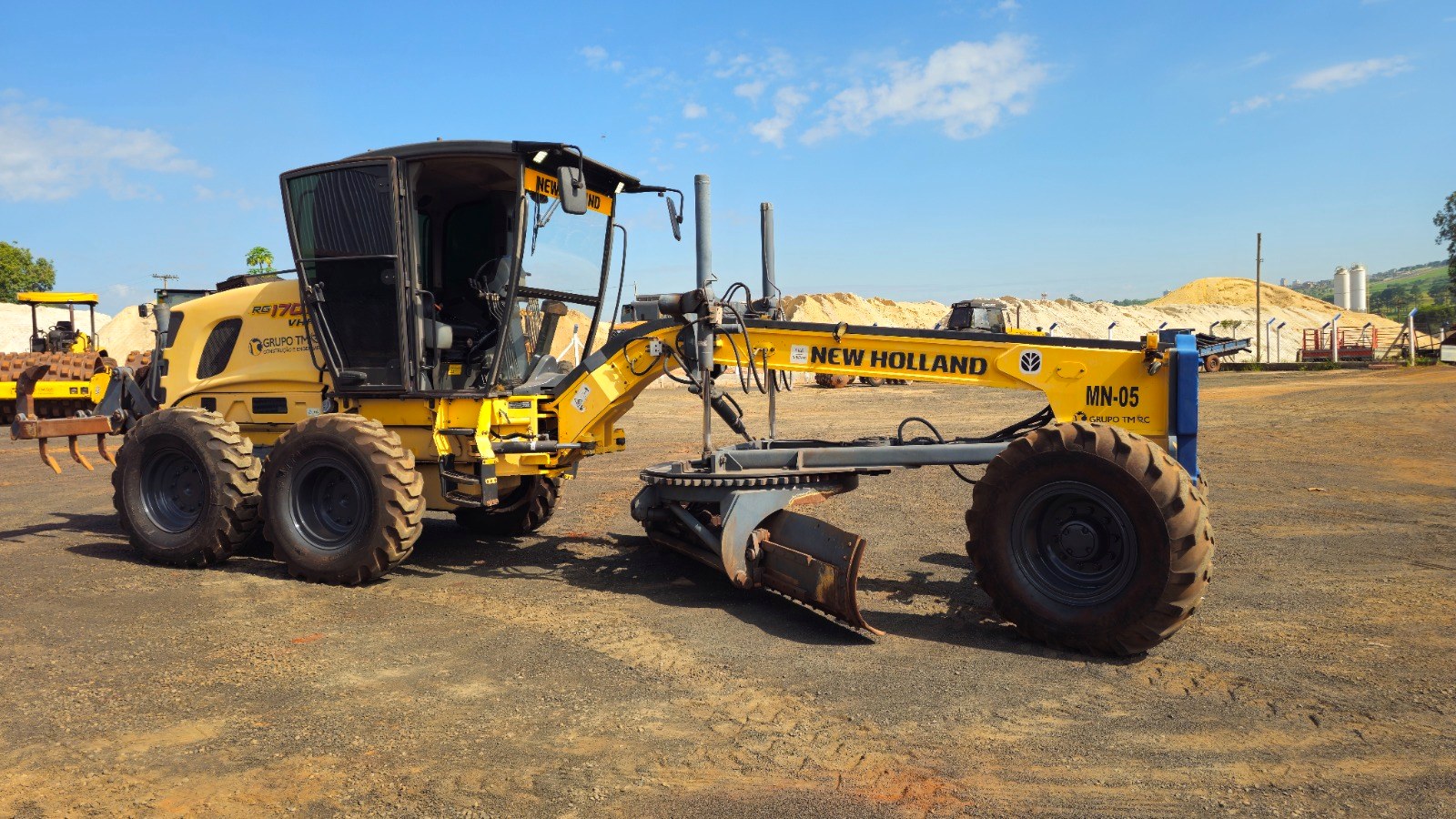 Motoniveladora New Holland RG170B — foto real 1