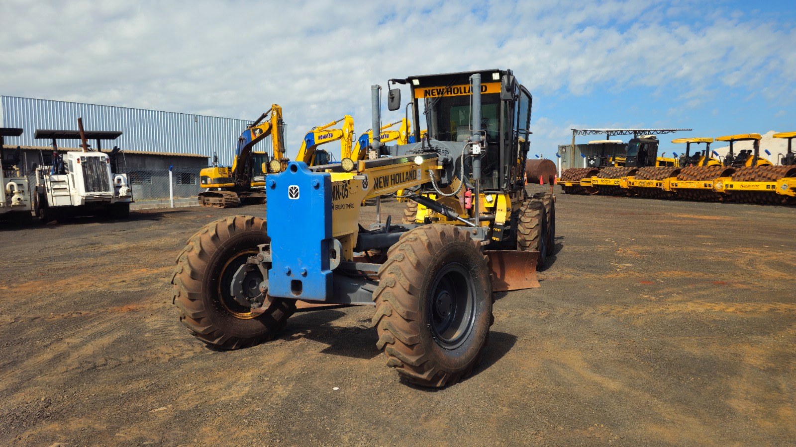 Motoniveladora New Holland RG170B — miniatura real 3