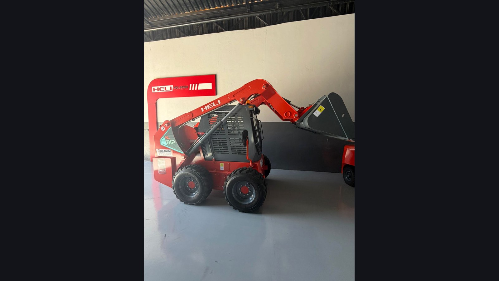 Mini Carregadeira Heli HL812 — miniatura real 3